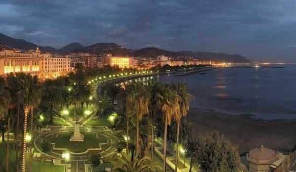 La città di Salerno è situata in una posizione geografica strategica tra la Costiera amalfitana e quella del Cilento ed è per questo sempre più ambita dai turisti.